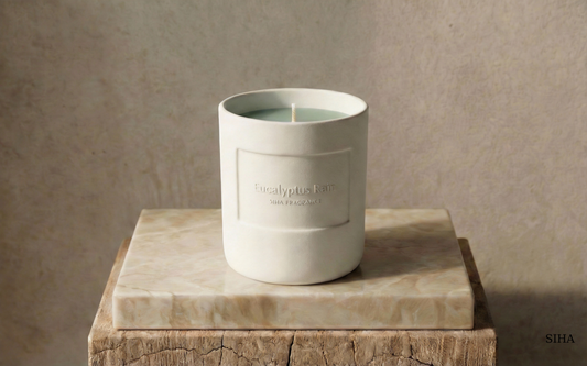 Bougies parfumées dans des contenants en céramique